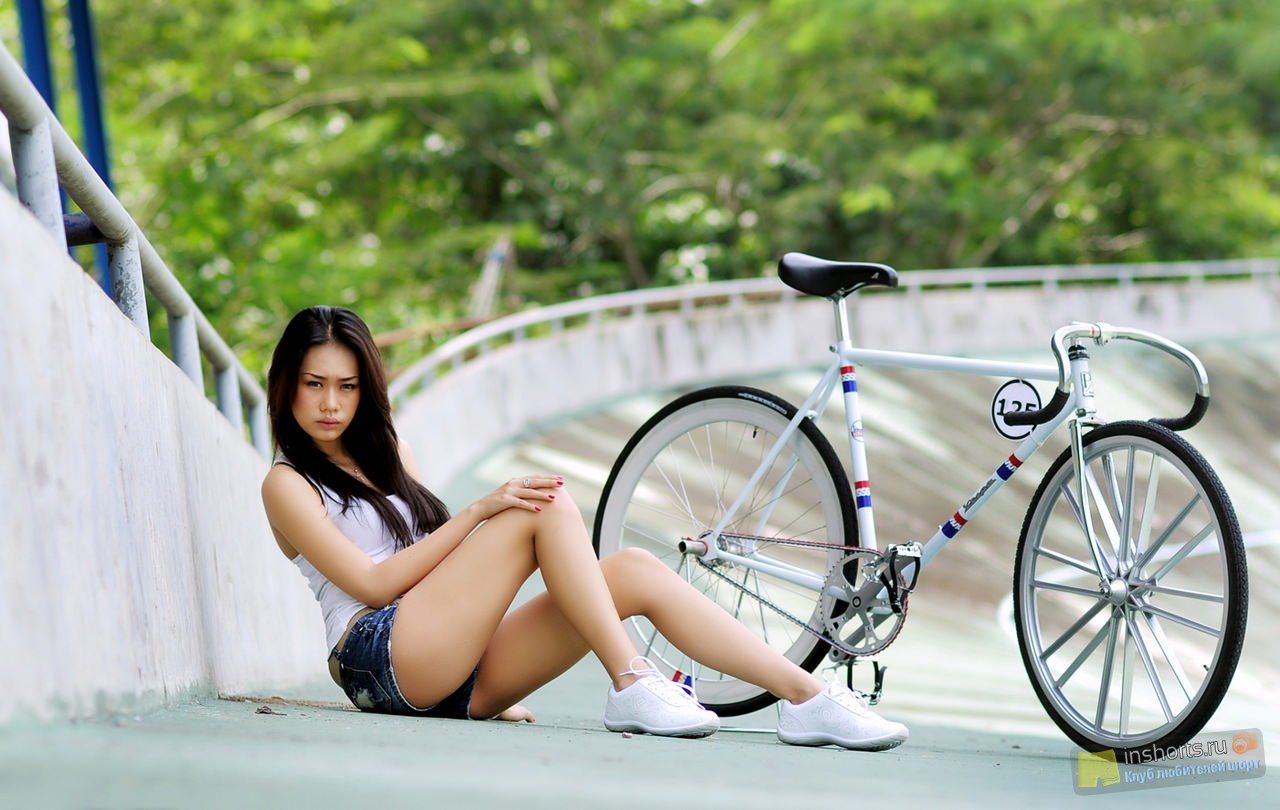 Девушка на велосипеде сделала эротическую остановку