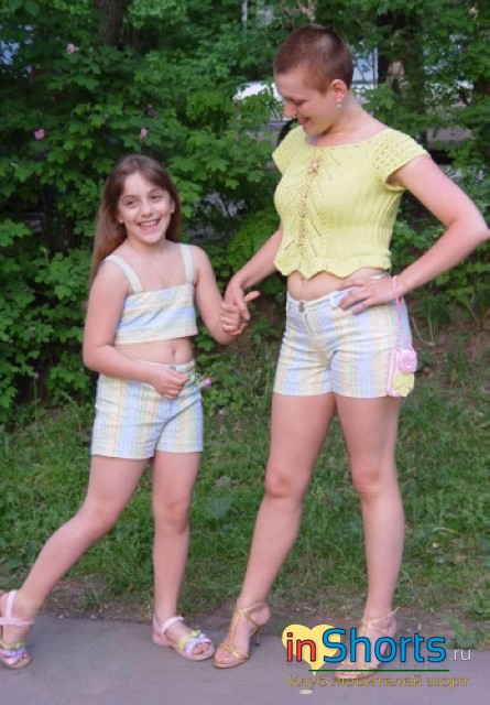 две девченки в коротких светлых шортах