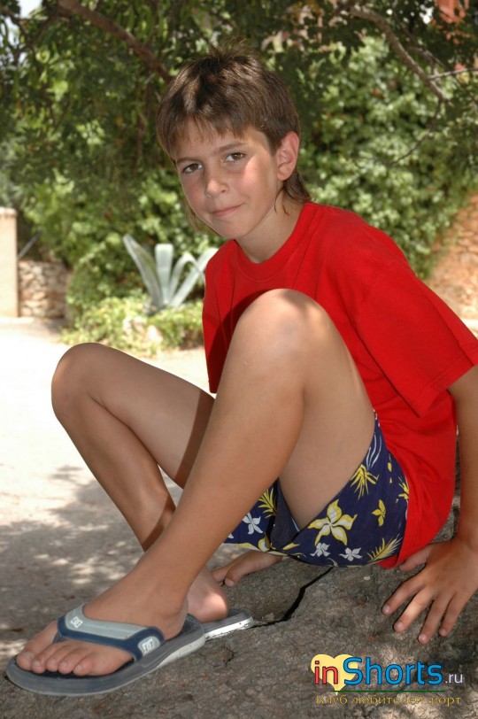 Мальчик фотомодель Alejandro в коротких пляжных шортах (часть 1)