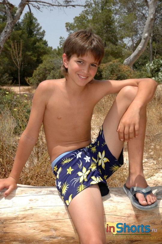 Мальчик фотомодель Alejandro в коротких пляжных шортах (часть 3)