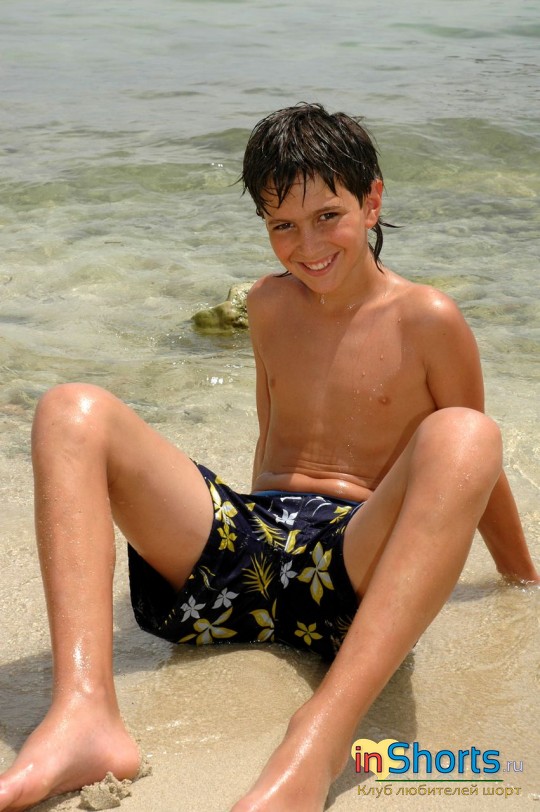 Мальчик фотомодель Alejandro в коротких пляжных шортах (часть 5)