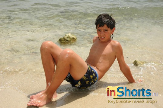 Мальчик фотомодель Alejandro в коротких пляжных шортах (часть 5)