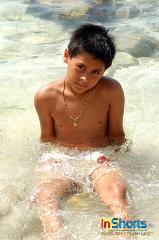 Мальчик Alex в воде