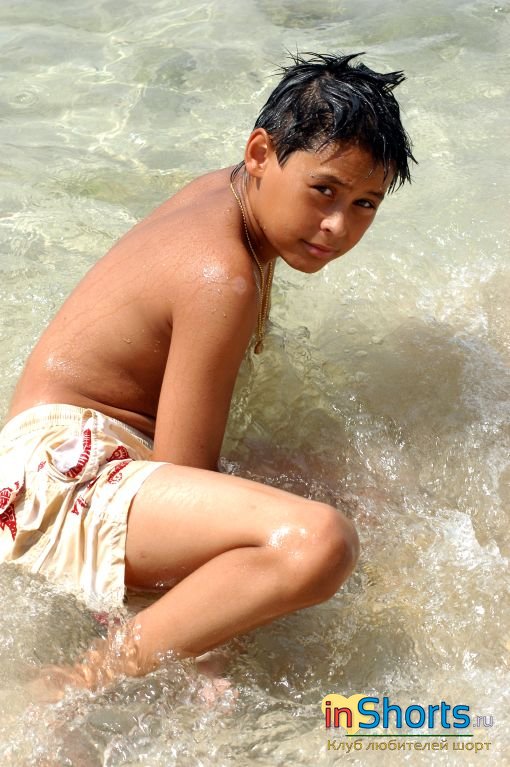 Мальчик Alex в воде