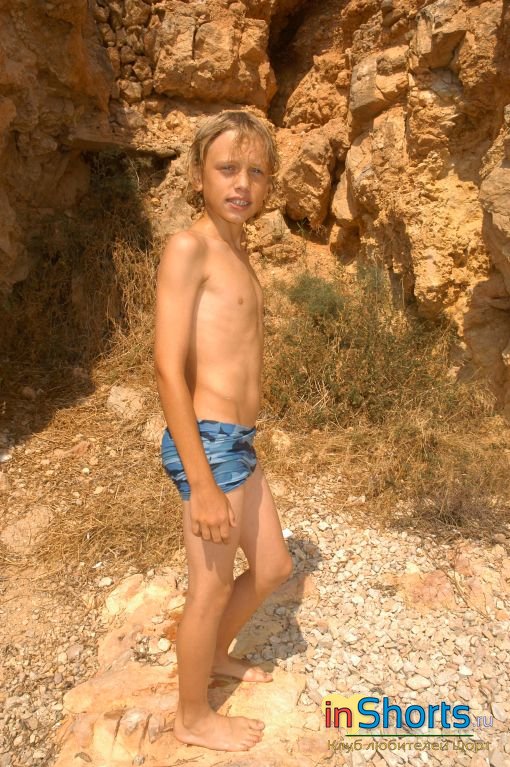 Фото 11-летнего мальчика (Andreas, part 2). В тонких голубых шортах