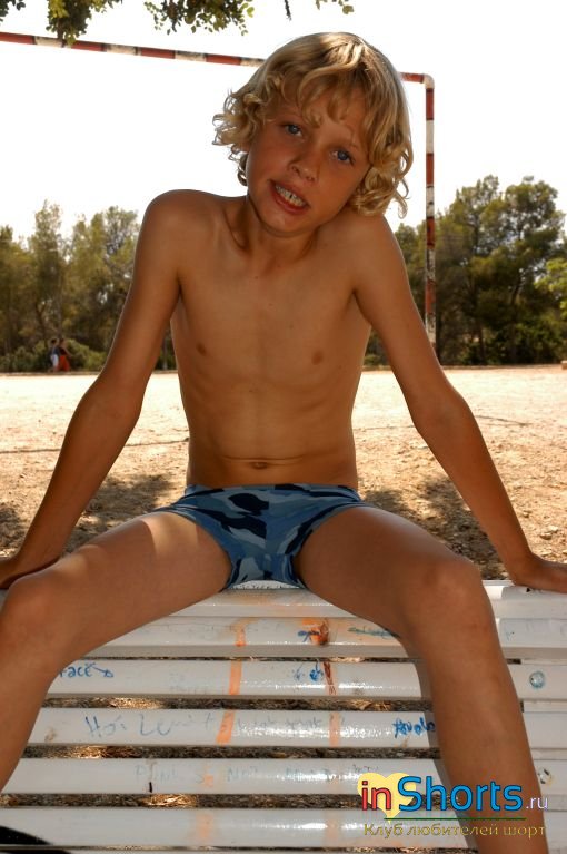 Фото 11-летнего мальчика (Andreas, part 2). В тонких голубых шортах