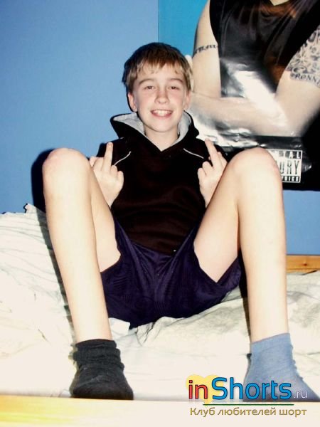 Aaron подросток фотомодель в красивых шортах