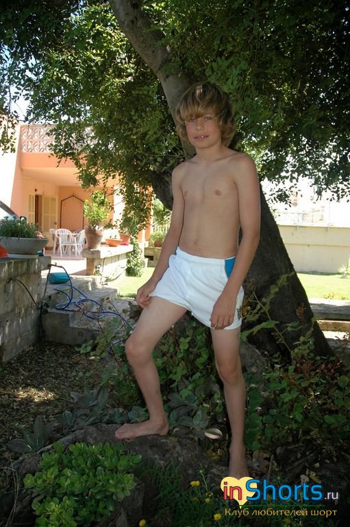 14-летний подросток Dirk в коротких шортах