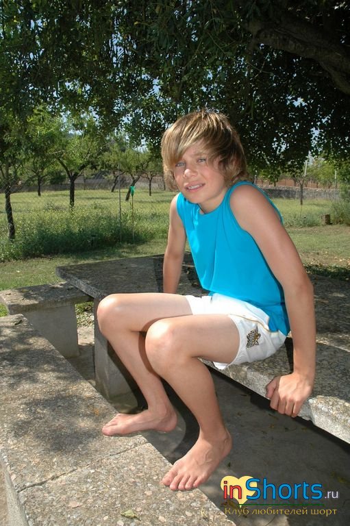 14-летний подросток Dirk в коротких шортах