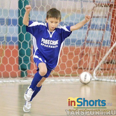 Юные футболисты в шортах
