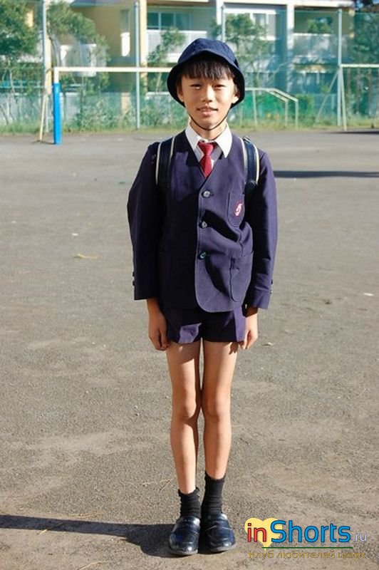 японский школьник в коротких шортиках