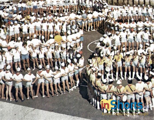 Толпа пионеров в коротких белых шортах