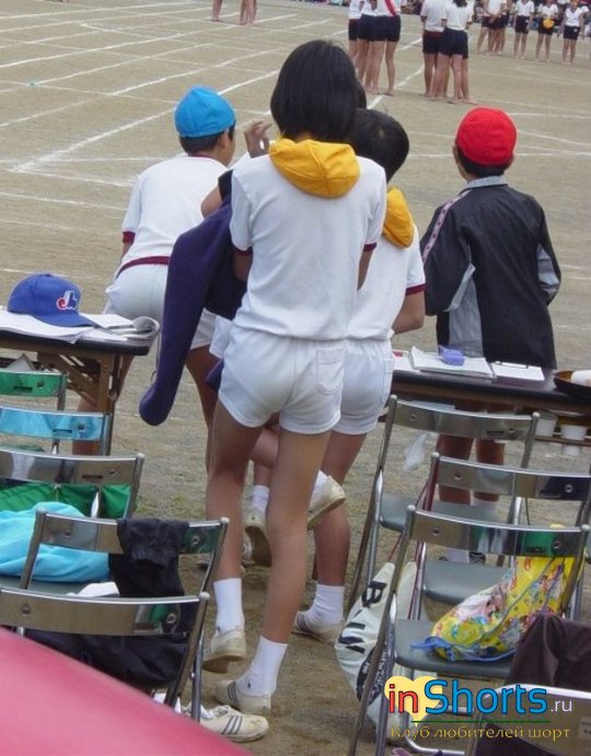 Японские мальчики в шортах