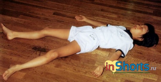 японский мальчик спит на полу
