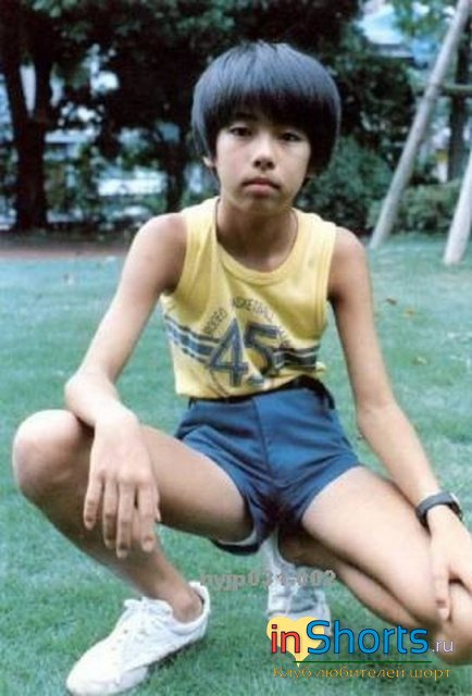 худой японский мальчик с шортами
