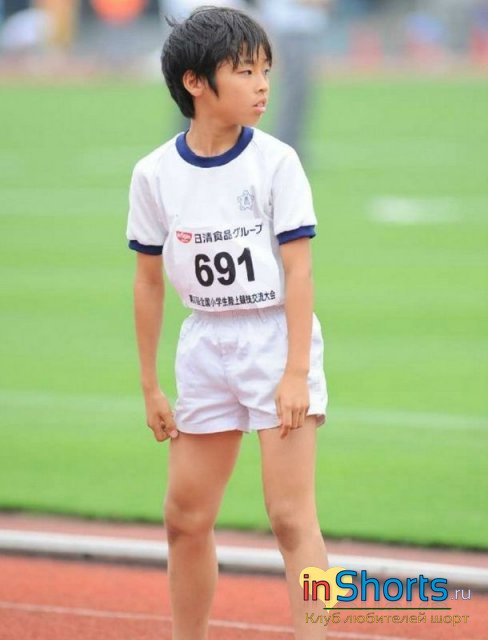 белая спортивная форма японского мальчика