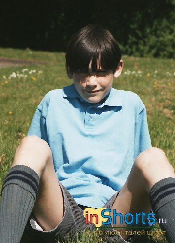 темноволосый мальчик на траве