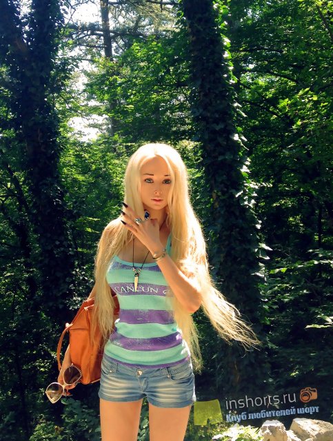 Валерия Лукьянова в шортах (фото Барби)