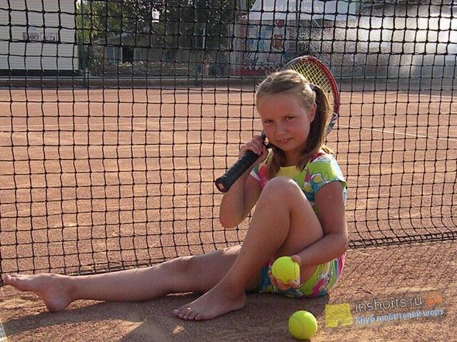 Девочки играют в теннис (27 фото)