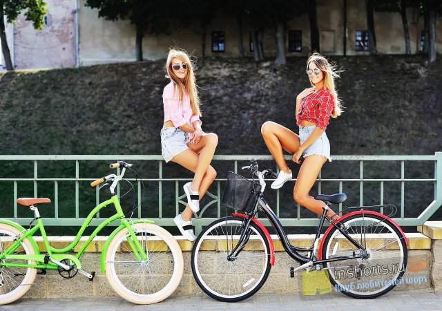 Девушки на велосипедах в шортиках (38 фото)